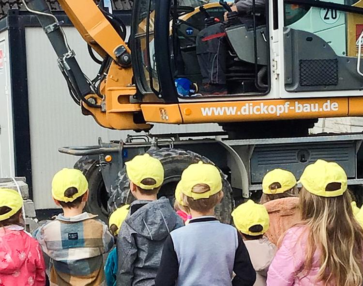 Kita-Kinder Ausflug Bagger Dickopf-Bau