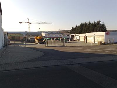 2006-2007 Umgestaltung von Parkplatz und Einfahrtsbereich sowie Neubau der Betriebstankstelle