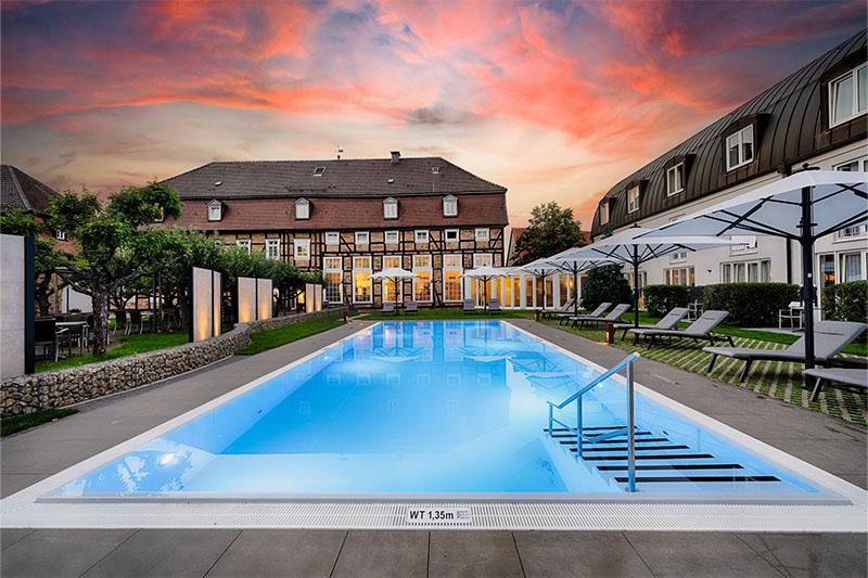 Neubau eines Schwimmbeckens mit vorgefertigten Betonelementen