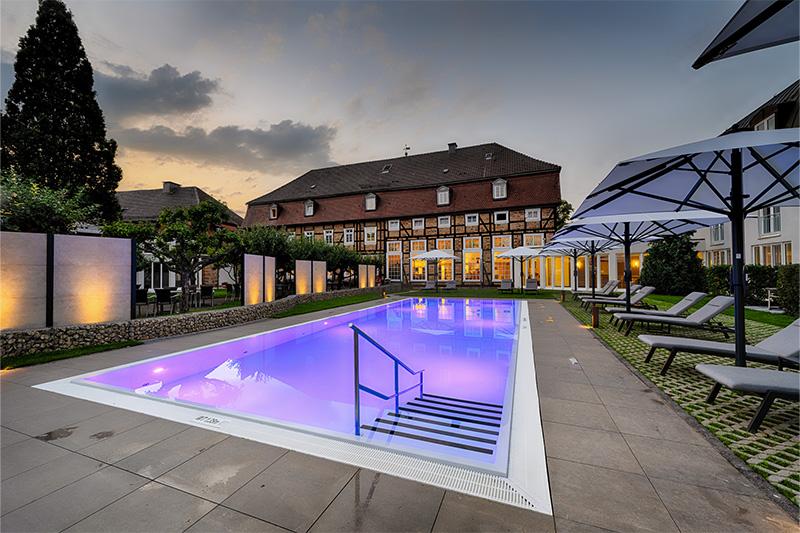 Bau eines Schwimmbads mit Betonfertigteilen durch Dickopf-Bau