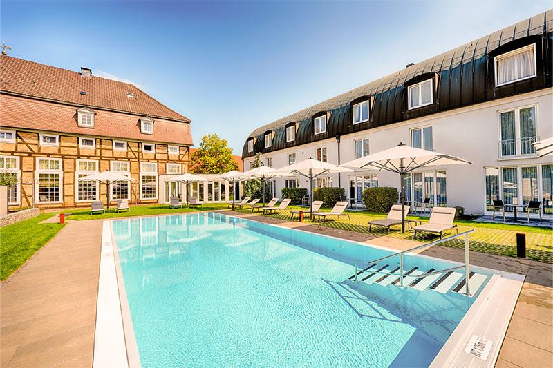 Fertig installiertes Schwimmbecken mit glatten Oberflächen