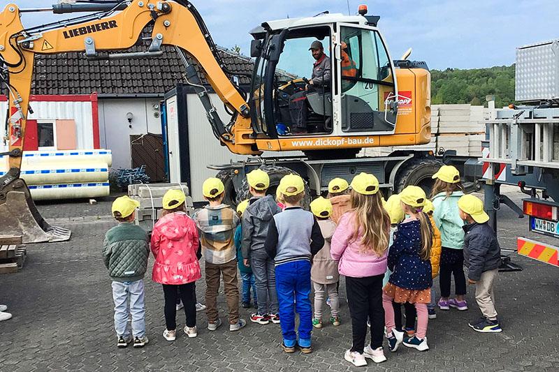 Die Bienengruppe der Kita St. Anna Herschbach zu Besuch bei Dickopf-Bau