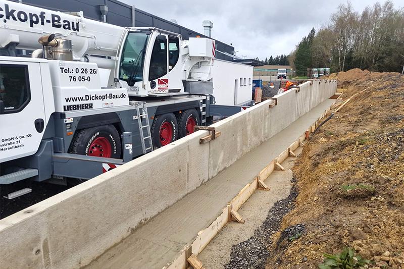 Betonfertigbauteile Kran Baustelle