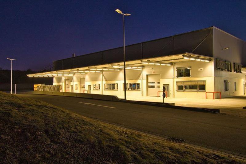 Nachtbild DEUTZ AG Herschbach Logistikhalle Schlüsselfertig Hallenbau Dickopf-Bau