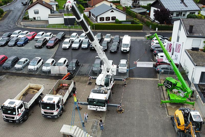 Firmenjubiläum Dickopf-Bau Drohnenaufnahme Kran Lkw Parkplatz